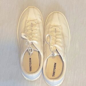 Leather shoes sneaker style